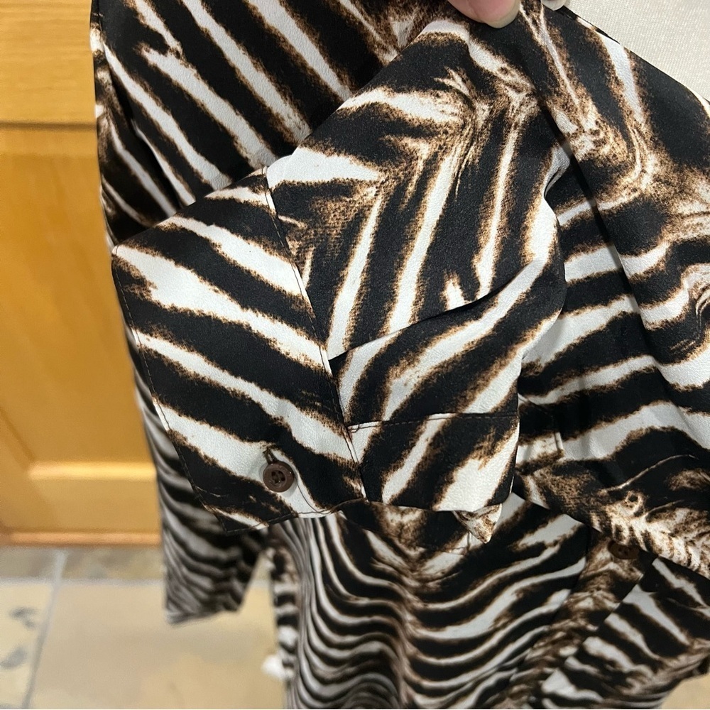 Calvin Klein Chevron Zebra Print Roll Tab Sleeve Blouse L EUC - Picture 7 of 12